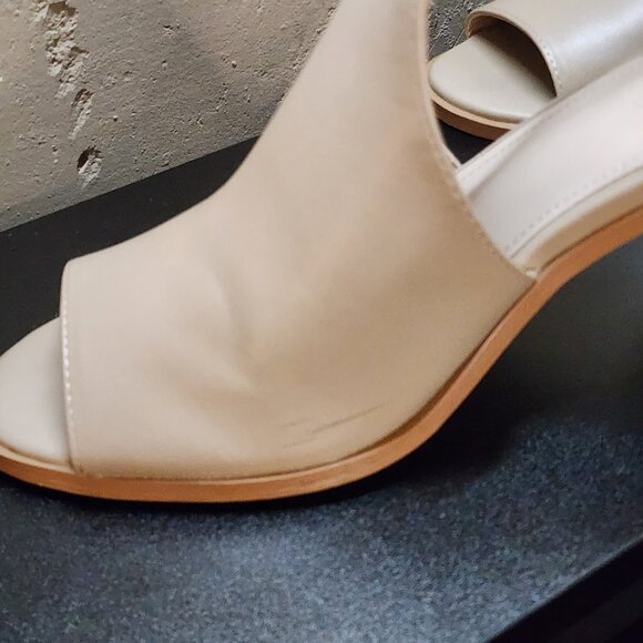 NWOB Khaki Colored Chunky Peep Toe 3" Block Heel Sandals - Picture 5 of 9